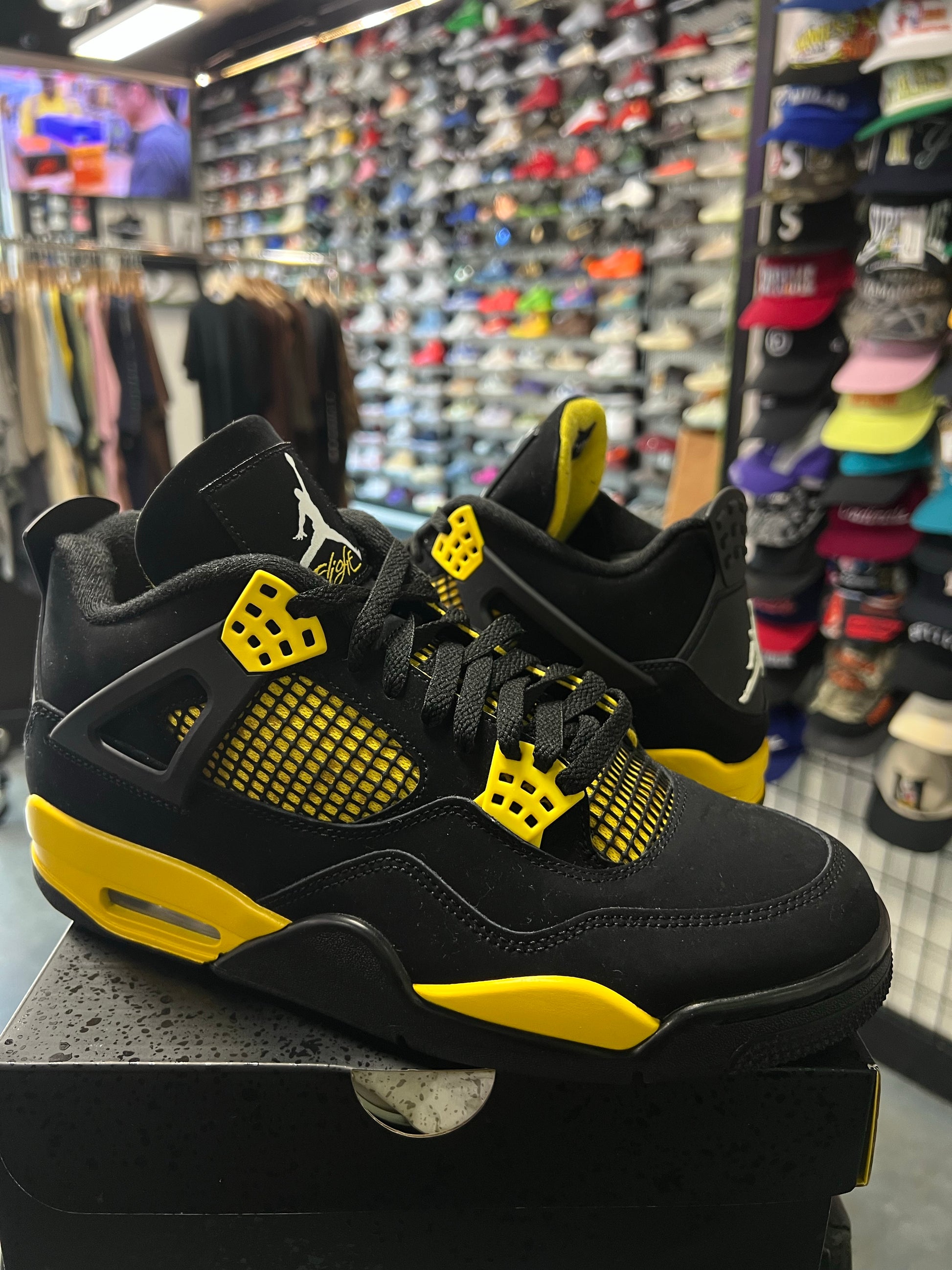 Jordan 4 Retro Thunder (2023)
