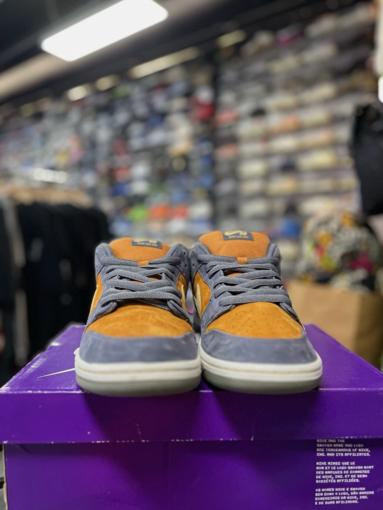 Nike SB Dunk Low Light Carbon Monarch PRE OWNED (AI)