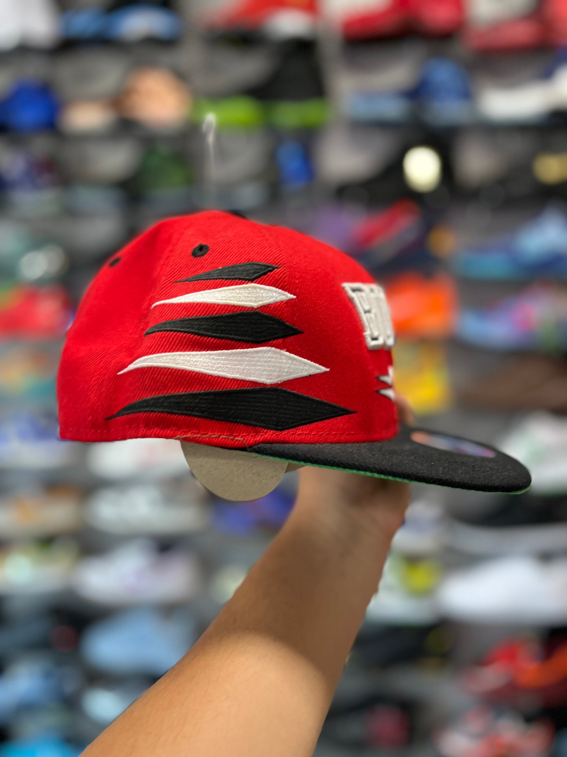 Chicago Bulls Hat Mitchell & Ness Red, Black Diamond Cut Snapback Cap OTF