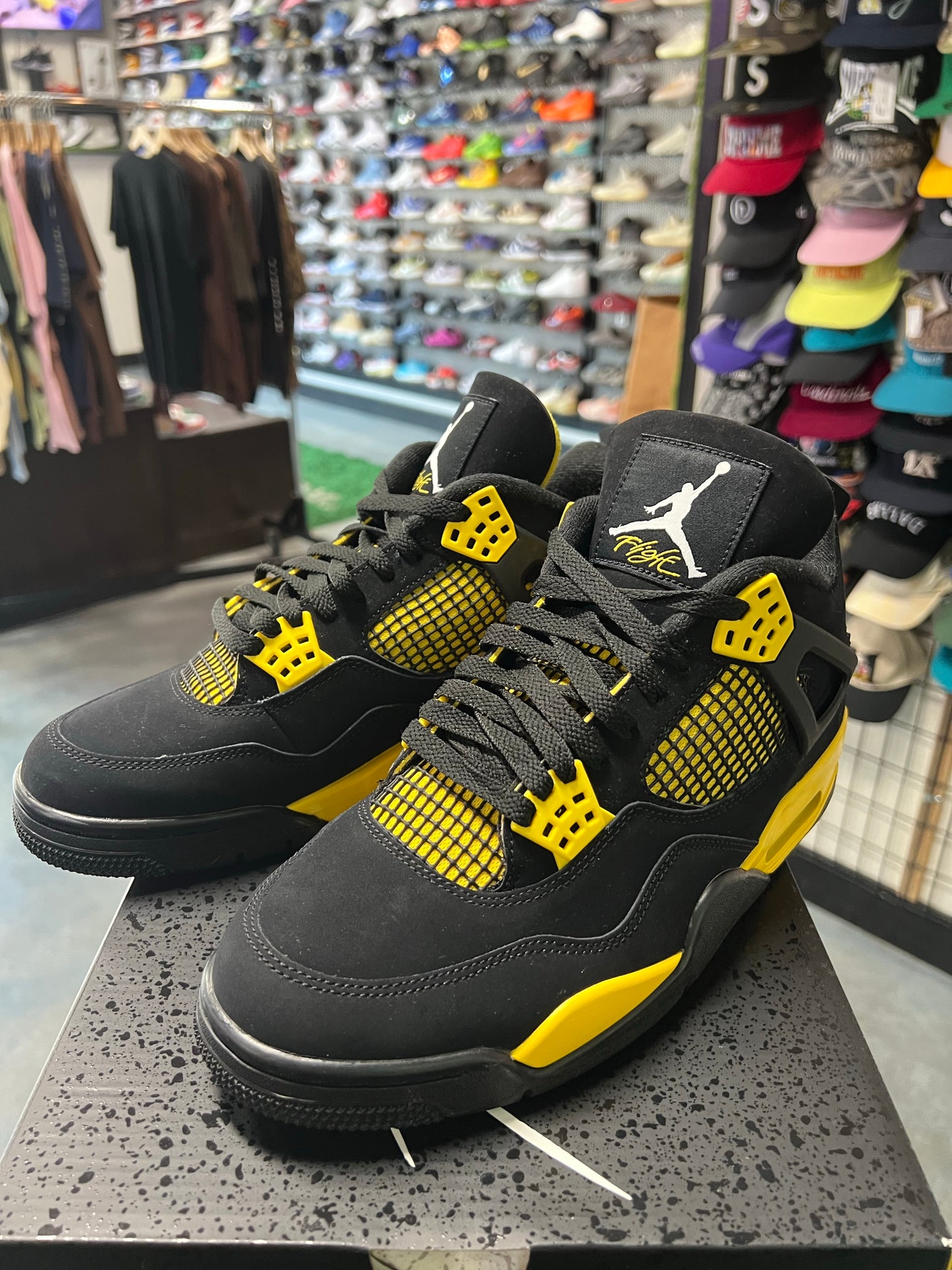 Jordan 4 Retro Thunder (2023)