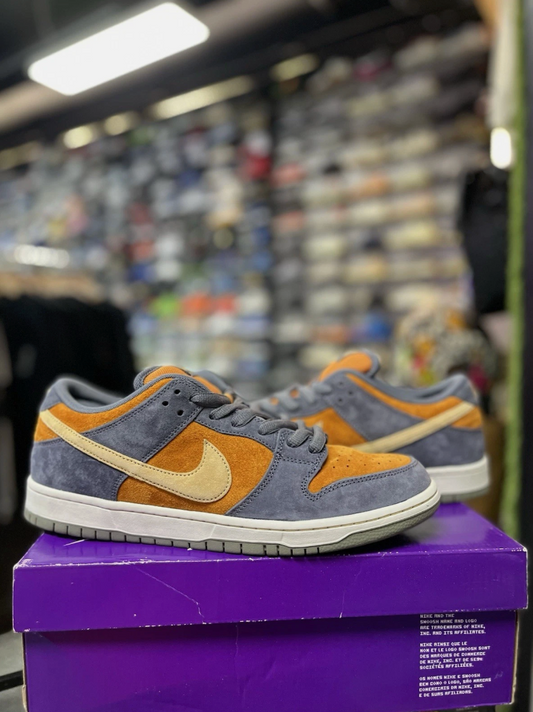 Nike SB Dunk Low Light Carbon Monarch PRE OWNED (AI)