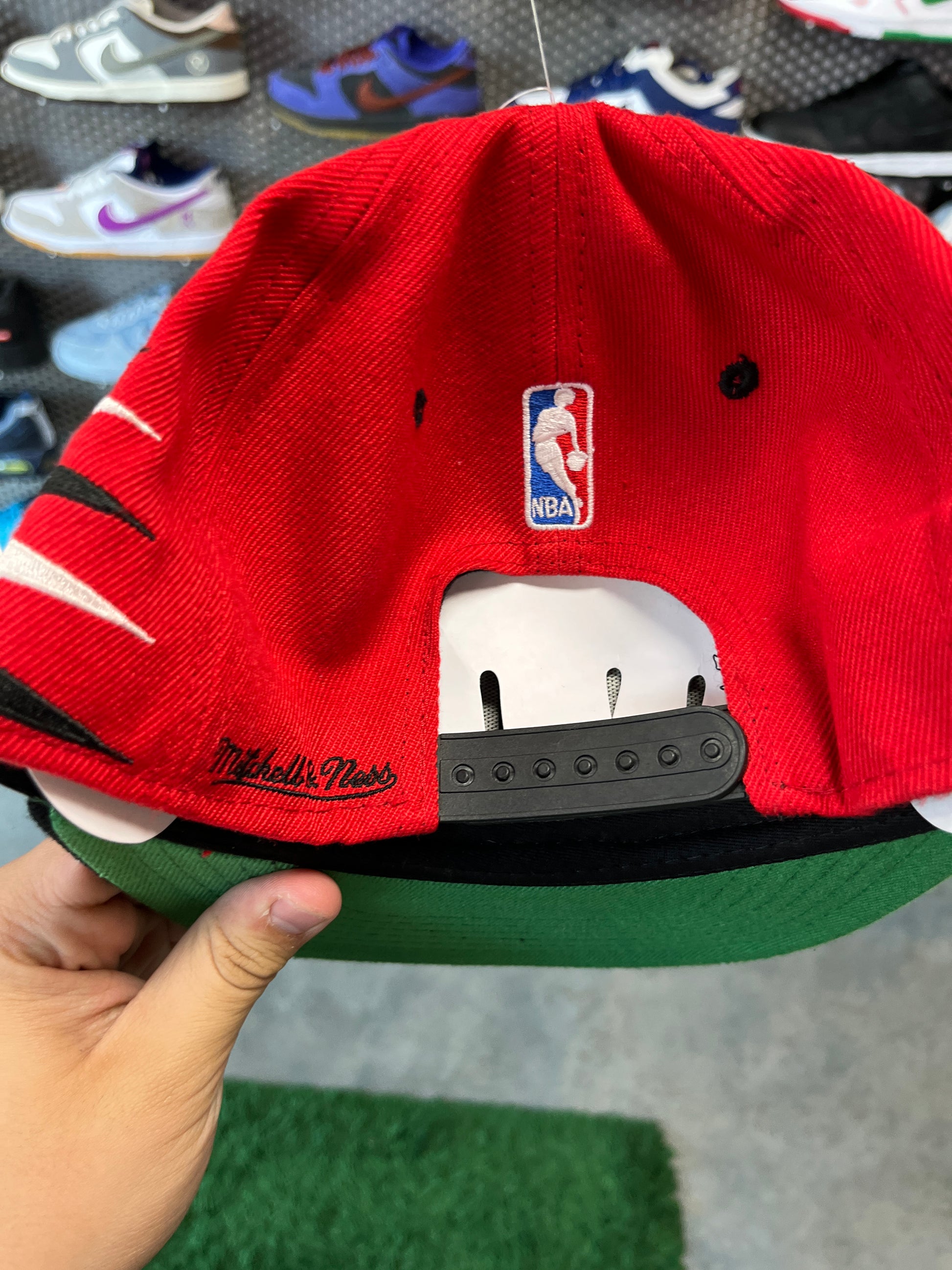 Chicago Bulls Hat Mitchell & Ness Red, Black Diamond Cut Snapback Cap OTF