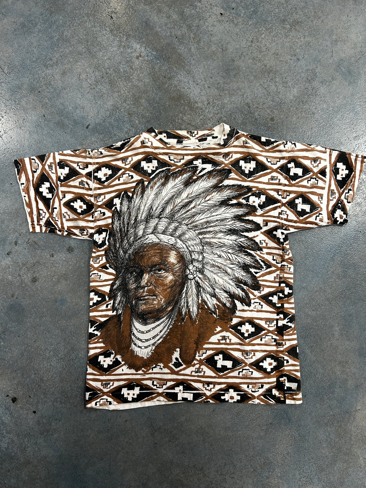 VINTAGE NATIVE INDIAN BROWN WHITE TEE