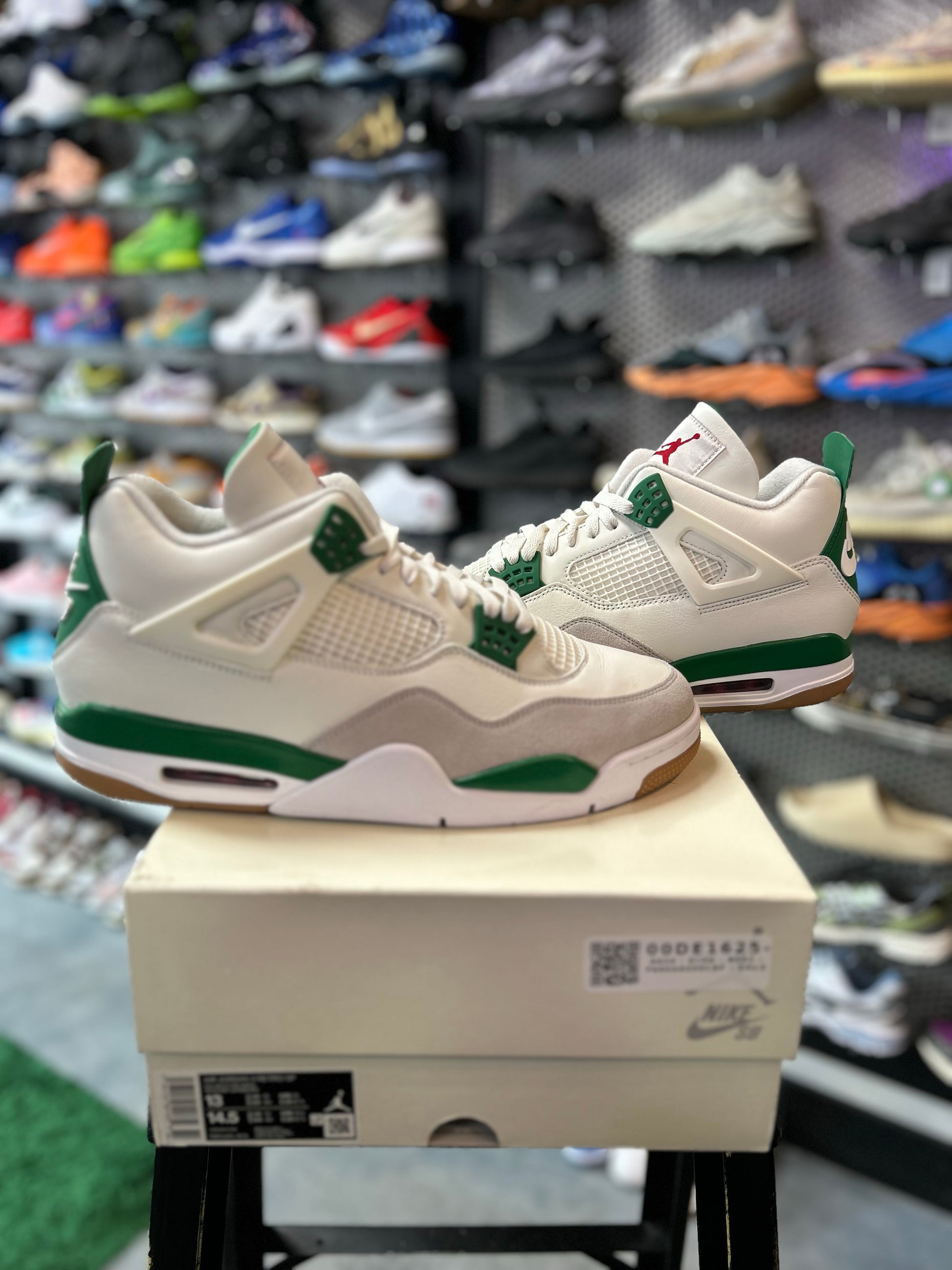 Jordan 4 Retro SB Pine Green (YAC)