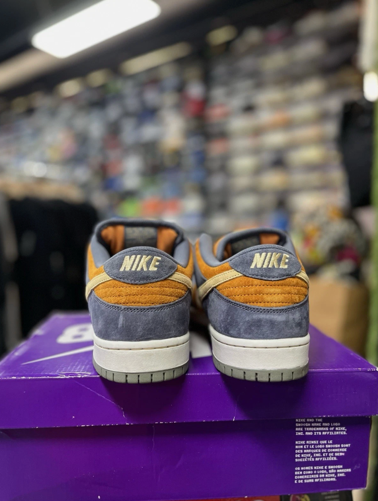 Nike SB Dunk Low Light Carbon Monarch PRE OWNED (AI)