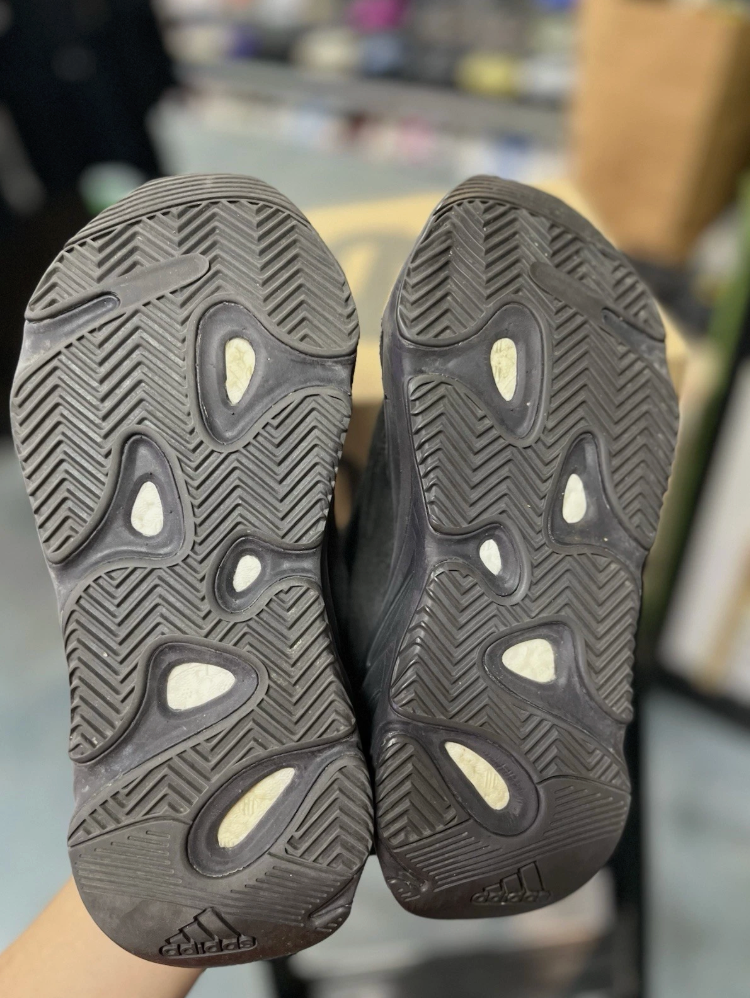 adidas Yeezy Boost 700 V2 Vanta