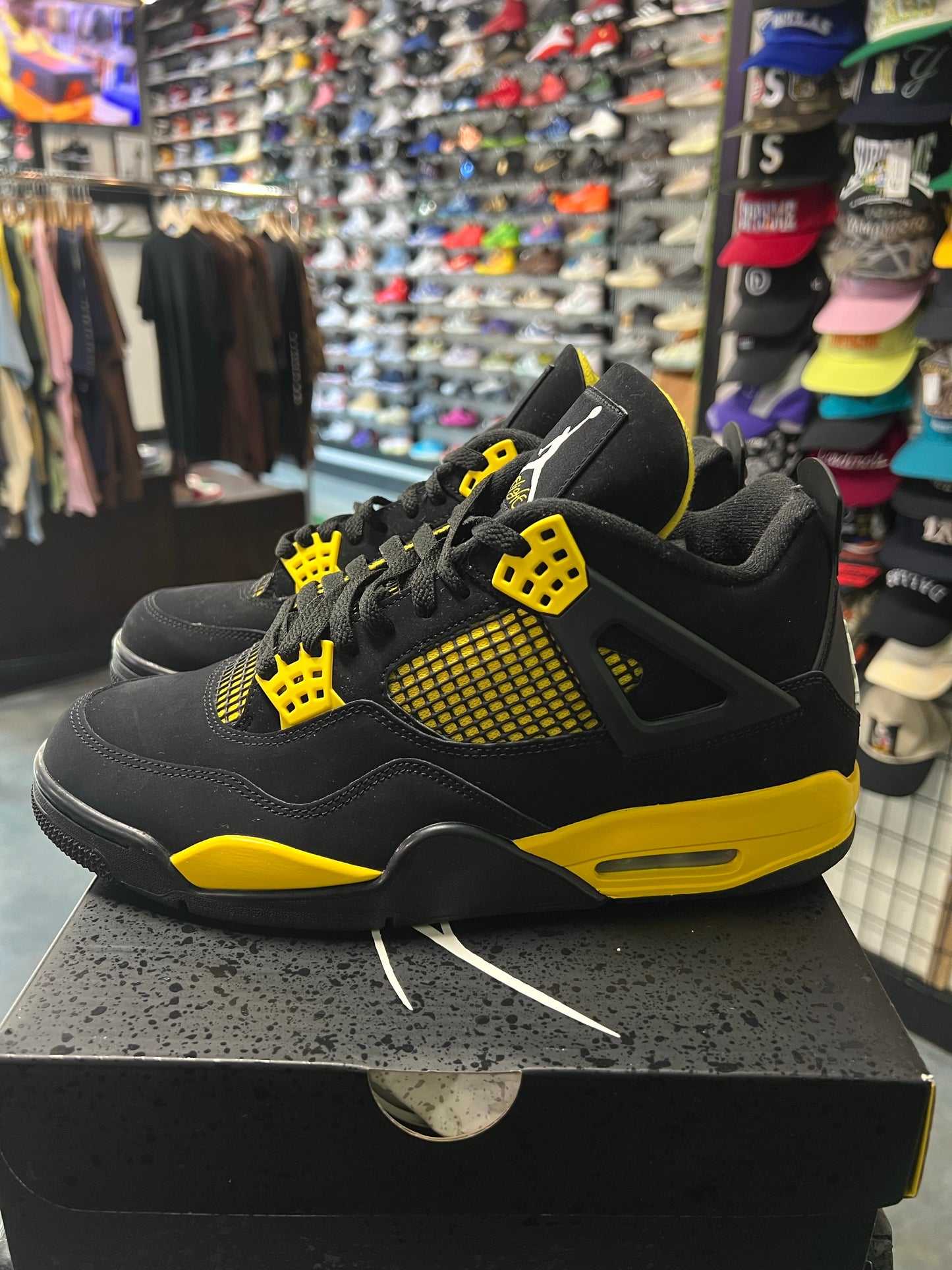 Jordan 4 Retro Thunder (2023)